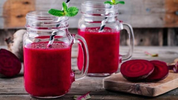 Detox -hoito punajuurista valmistetuilla smoothieilla, joissa on chia -siemeniä lasissa