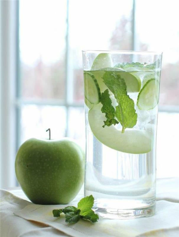 Detox -hoito kotona Juo detox -vettä omenan kanssa