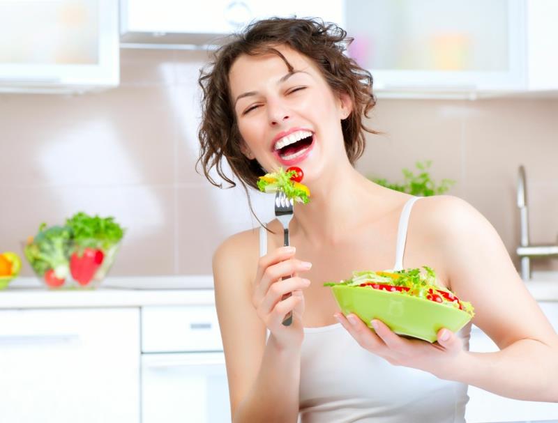 Detox -hoito kotona syö tuoreita salaatteja, hedelmiä ja vihanneksia