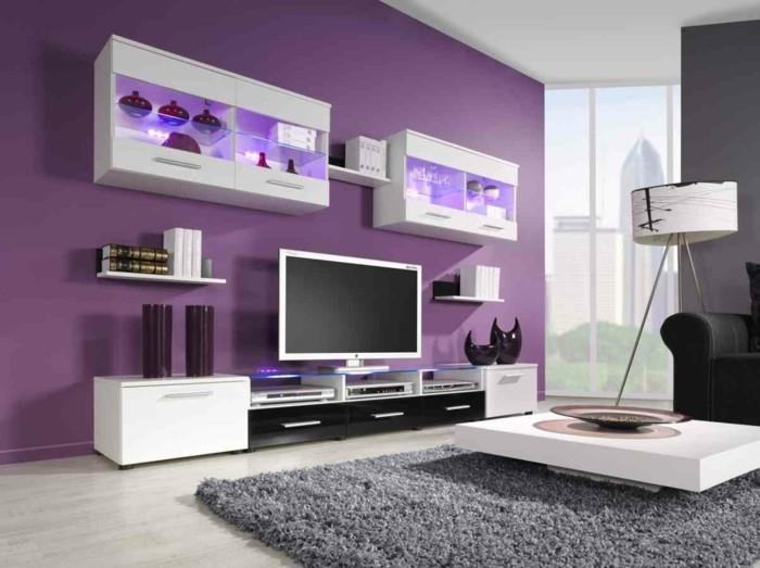 Väri violetti aksentti seinä harmaa matto valkoinen olohuoneen huonekalut