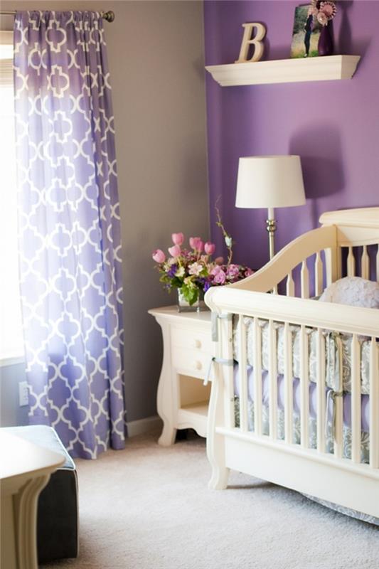 Väri violetti aksentti seinä violetti vauvan huone matto