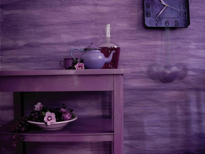 Väri violetti epätavallinen seinän väri sivupöytä kaunis seinäkello