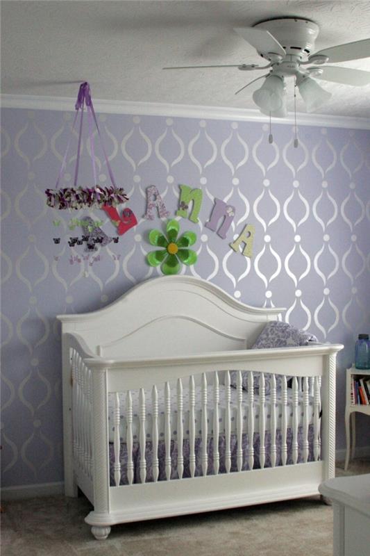 Väri violetti vauvan huoneen seinäsuunnitteluideoita seinämaalauskuvio