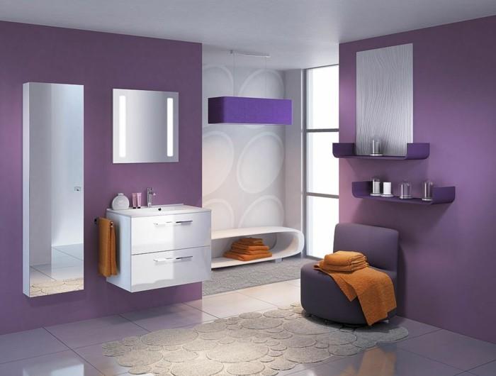 Purppura kylpyhuoneen seinät oranssit pyyhkeet