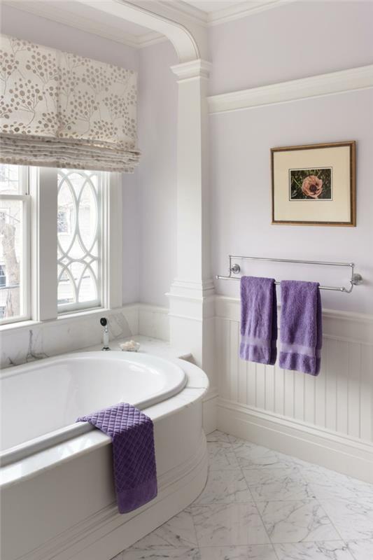 Väri violetti violetti pyyhkeet kylpyhuoneen vaalea lattia