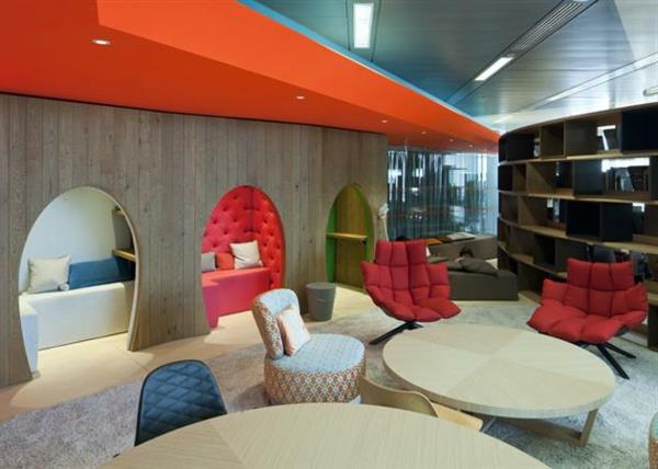 Googlen pääkonttori Lontoossa ruokapöydät puiset nojatuolit