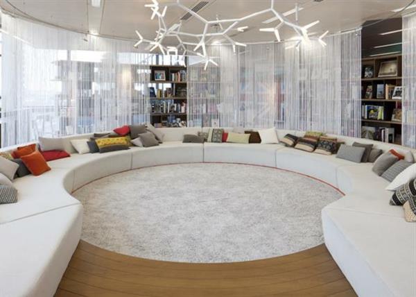 Googlen pääkonttori Lontoossa sisustuskalusteiden maisematyynyt pehmustavat valkoisia tyynyjä