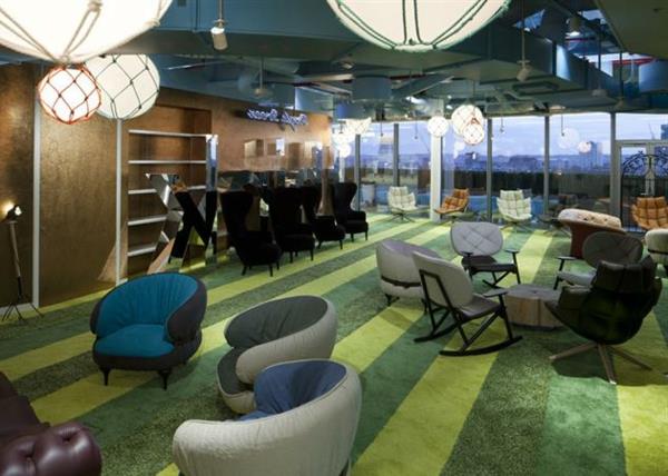 Googlen pääkonttori Lontoossa raidat matto vihreä