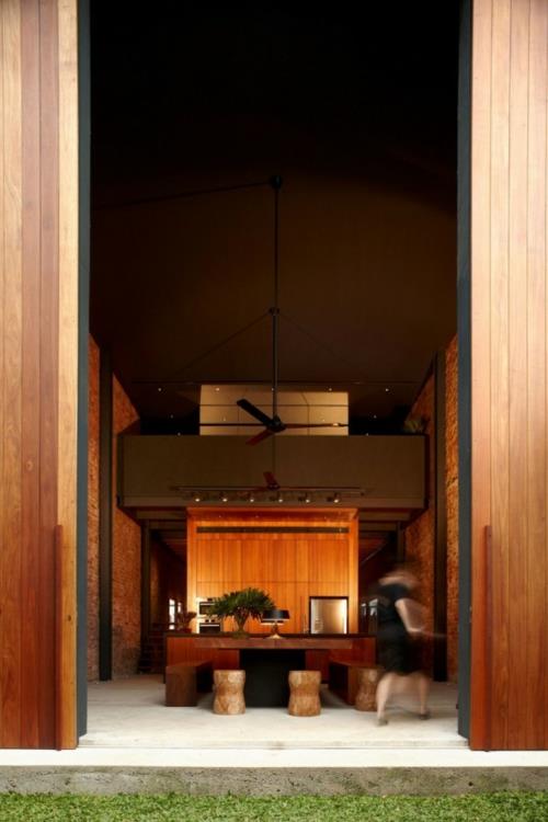 Puinen ovi kunnostaa ulko -oven minimalistisen puun lämpimänä