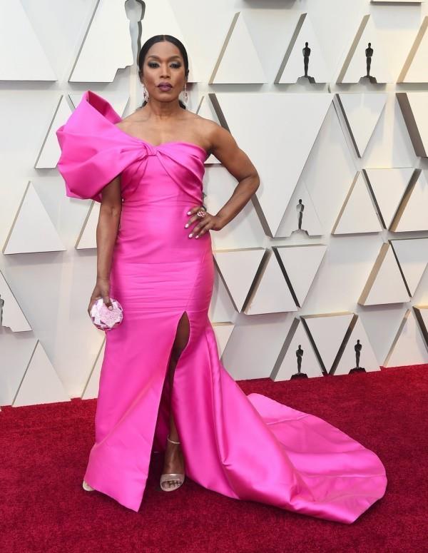 Parhaat asut Oscar -gaala 2019 Angela Bassett iltapuku fuksia