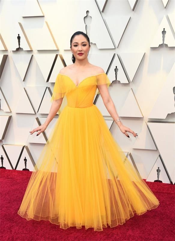 Parhaat asut Oscar -gaala 2019 Constance Wu aurinko keltainen iltapuku