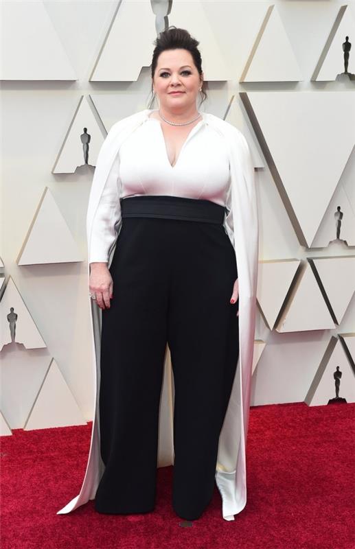 Vuoden 2019 Oscarin parhaat asut Melissa McCarthy valkoisena ja mustana