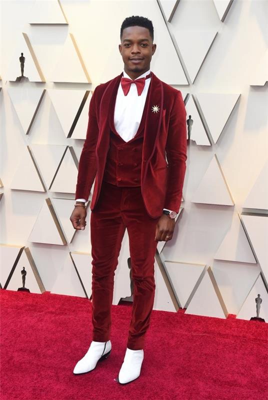 Parhaat asut Oscar -gaalassa 2019 Stephan James smokki punaisesta sametista
