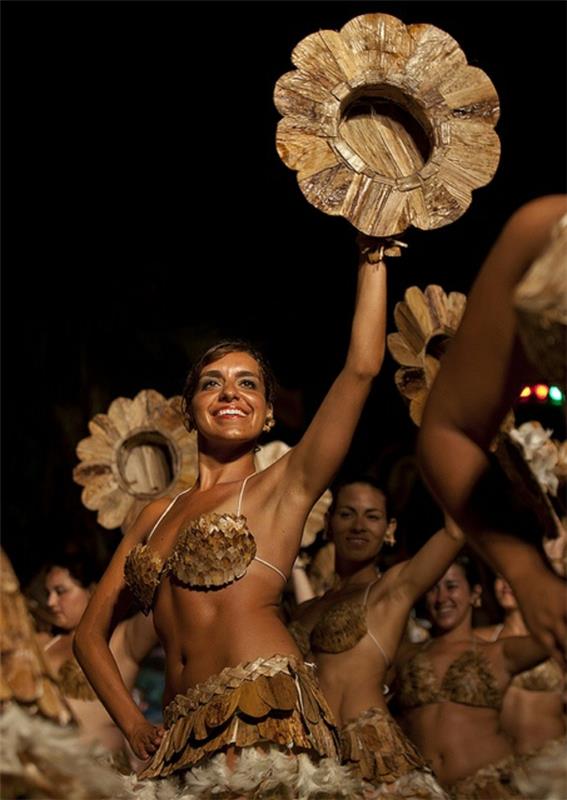 asukkaat tanssivat perinteisesti karnevaaleja. Hämmästyttävä pääsiäissaari