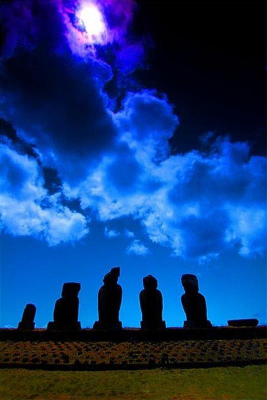 yöllä moai -patsaat Hämmästyttävä pääsiäissaari