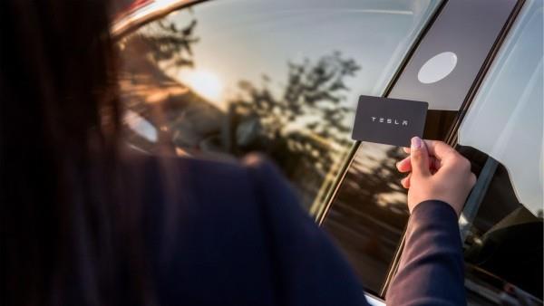 Tämä nainen istutti Tesla Model 3 -avaimensa käsivarren avainkorttiin tesla