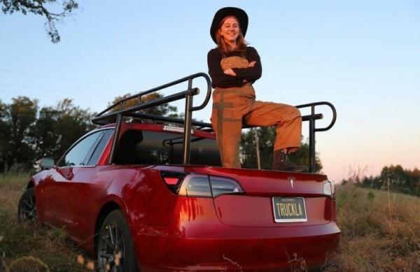Tämä nainen istutti Tesla Model 3 -avaimensa käsivarteensa Simone Giertz ja kuorma -auto