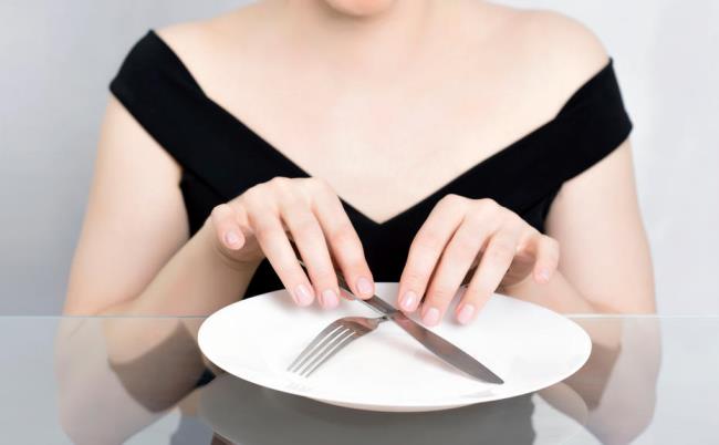 Illallinen Peruutus Illallisen ohittaminen johtaa laihtumiseen Nainen tyhjät lautaset