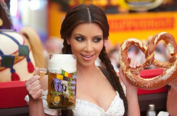 Dirndl -kampaus Kim Kardashian Oktoberfest