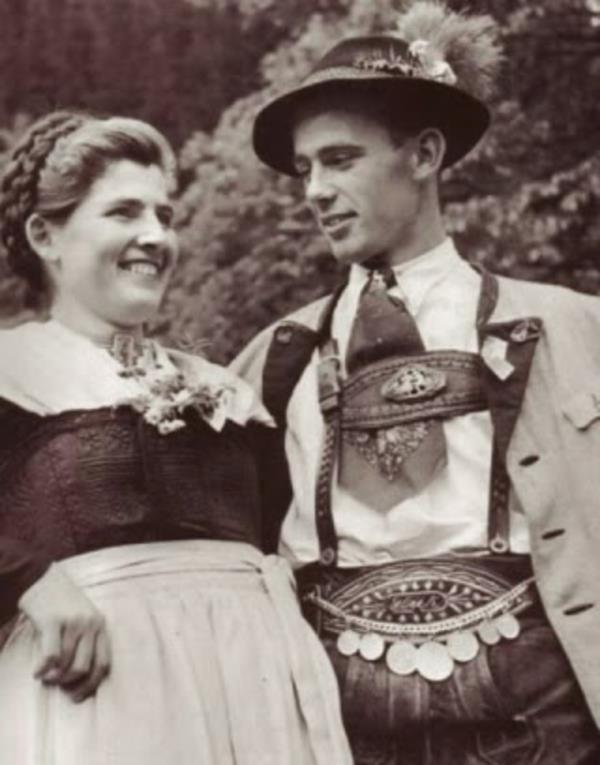 Dirndl -tyylinen kampaus sveitsiläinen nainen musta valkoinen