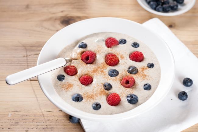 Ruokavalio säännöt terveellinen aamiainen jogurtti karhunvatukat ja vadelmat