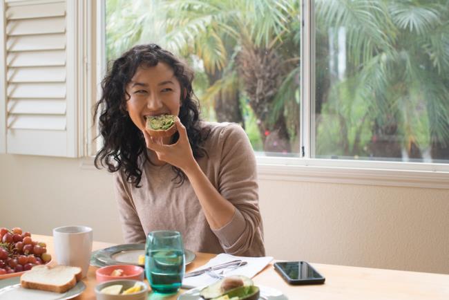 Ruokavalio säännöt nuori nainen pöydässä terve karisma varma terveellinen syöminen