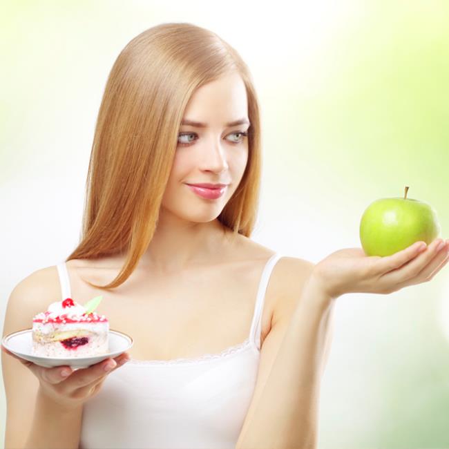 Ruokavaliosäännöt nuorelle tytölle, joka epäilee, syö omenaa tai hemmottelee itseään jollakin makealla