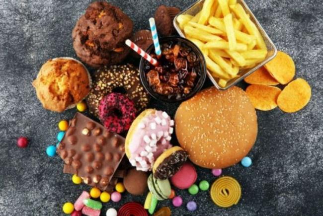 Ruokavalio vangitsee pikaruokaa paljon herkkuja liikaa kaloreita ylittääkseen valikon
