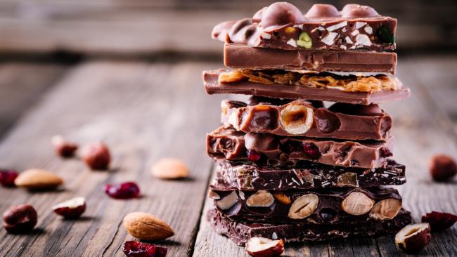 Laihdutusloukut Suklaa pähkinöillä maistuu herkulliselta, mutta on epäterveellistä, mutta tekee lihavasta