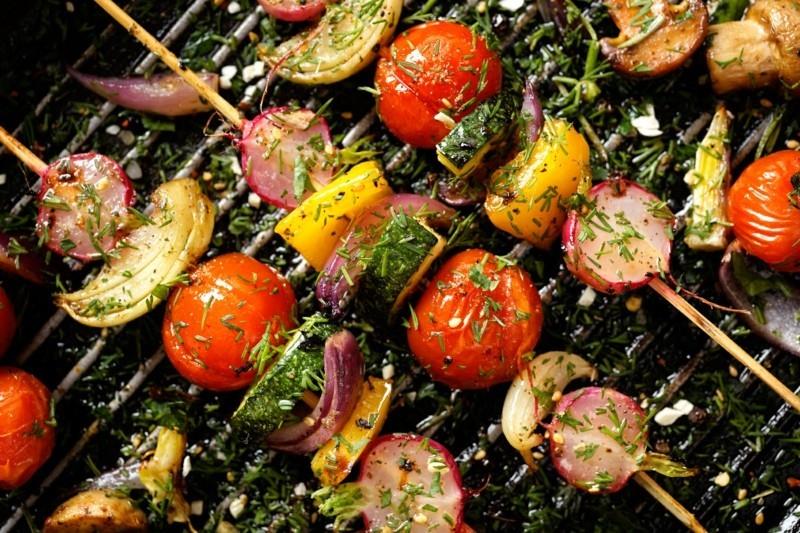 Grillatut kasvisvartaat kirsikkatomaatilla, retiisit, paprikat ja sipulit tuoreella tillillä grillipannulla