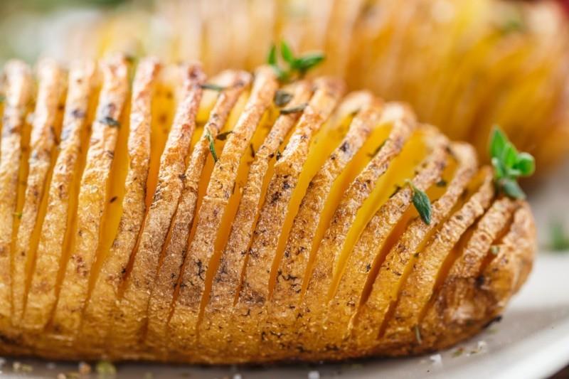 Hasselback -perunat yrteillä lautaselle