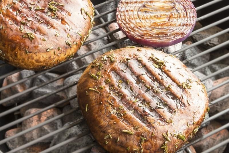 Kaksi portobellosientä marinoituna ja grillattuna purppura -sipulilla