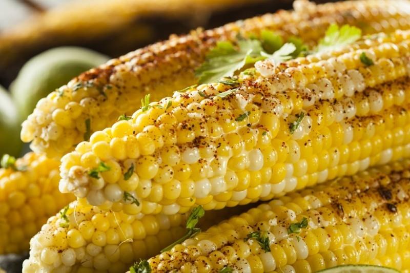 Herkullinen grillattu meksikolainen maissi chilillä, korianterilla ja limellä