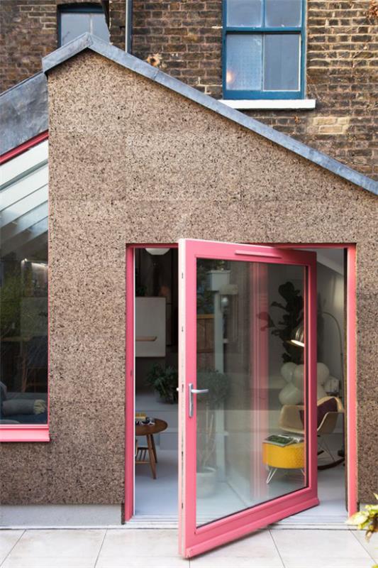 Kääntöovet kodin kiinnittämiseen vanhan talon vaaleanpunaiseen runko -lasioviin näyttävät erittäin moderneilta