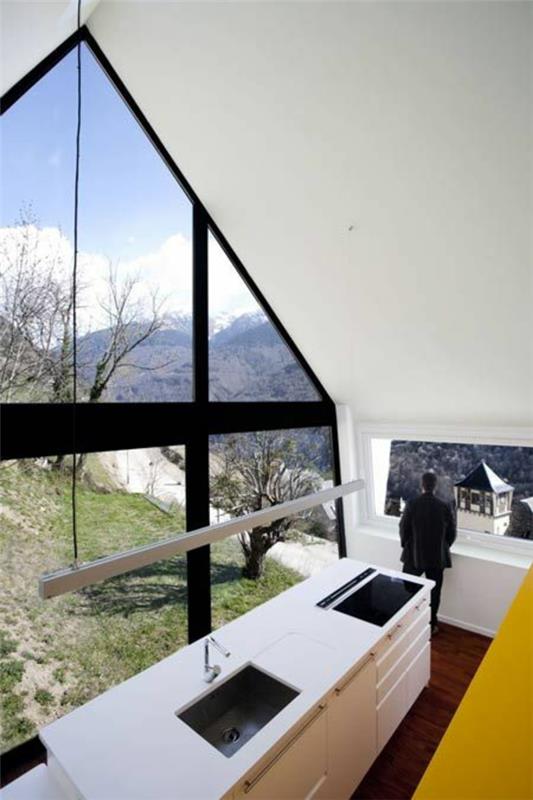 Kolmio -ikkunat moderni arkkitehtuuri ikkunakalvot rullaverhot suunnittelee keittiön
