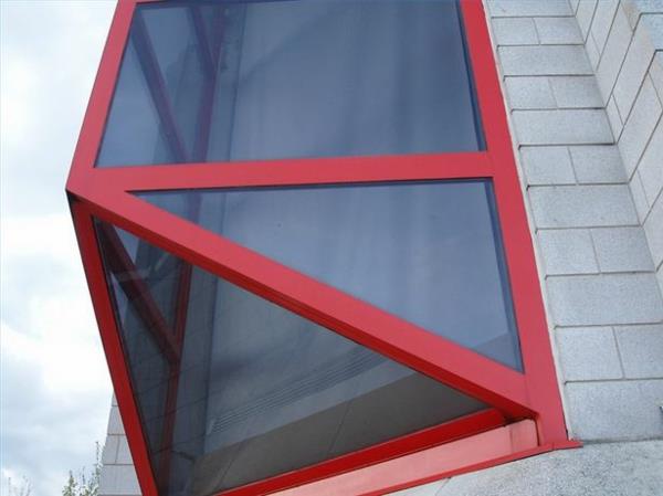 Kolmioikkunan ikkunakalvo -rullaverho suunnittelee punaisia ​​ikkunakehyksiä