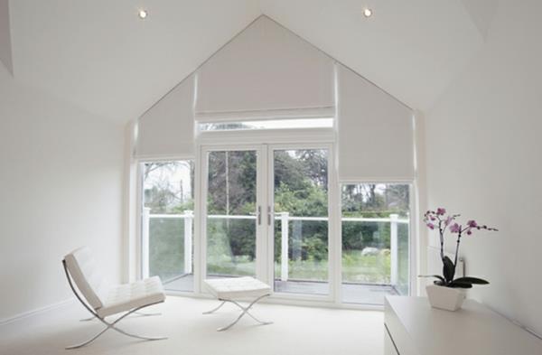 Kolmionmuotoiset ikkunat tummentavat ikkunakalvorullaverhoja valkoisina