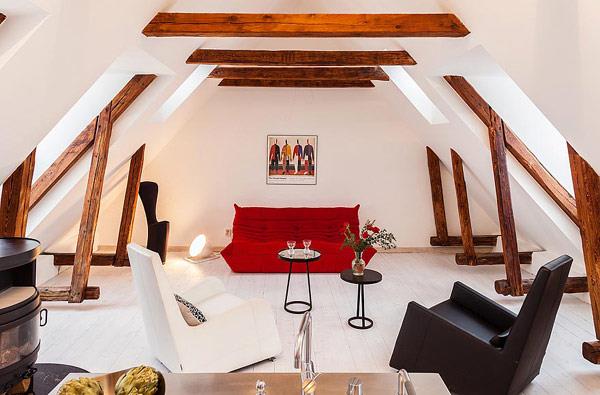 Dynaaminen duplex Stockholm-Gamla Stan punainen sohva