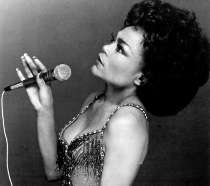 Eartha Kittin hiustenleikkaus 50 -luvun kampaus