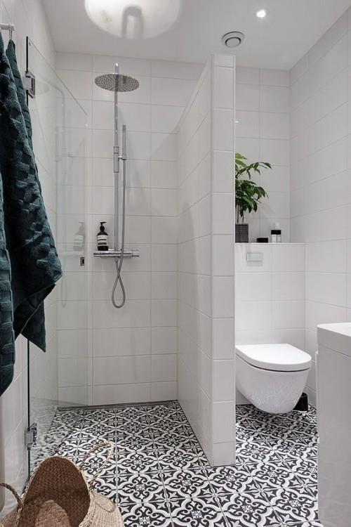 Suihkukaappi tyylikäs wc erillinen kuvioitu lattialaatat pieni kylpyhuone tyyliä eleganssia