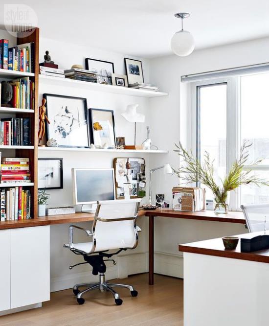 Kulmapöytä moderni kotitoimisto mukava työtuoli positiivinen huoneilmasto onnistunut työ kotitoimistossa