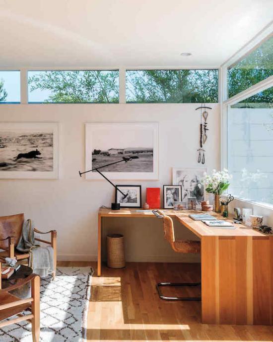 Kulmapöytä moderni kotitoimisto lämpimät ruskeat sävyt