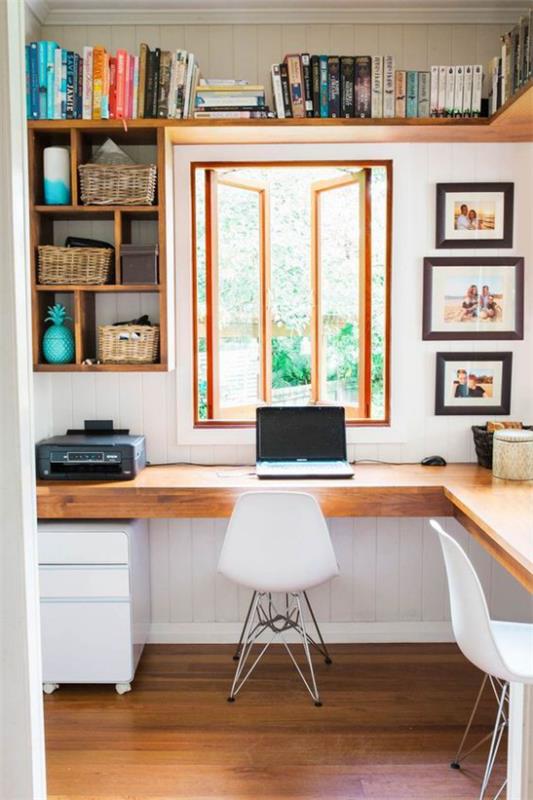 Kulmapöytä moderni kotitoimisto lämpimät ruskeat sävyt paljon auringonvaloa miellyttävä huoneilmapiiri sisustusideoita