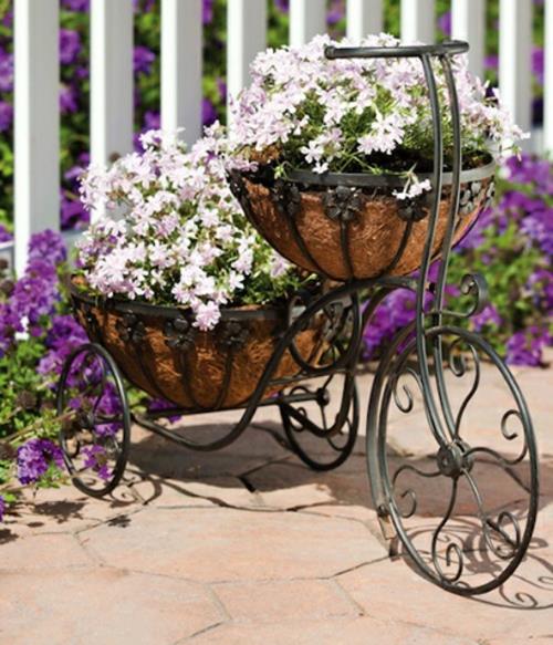 kaunis puutarhan suunnittelu valkoiset violetit kukat