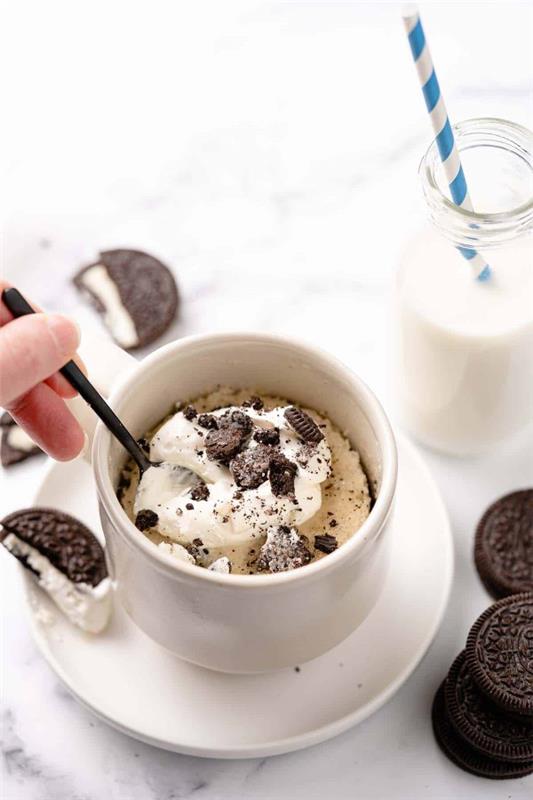 Yksinkertaisia, nopeita ja terveellisiä mukikakkureseptiideoita mikroaaltouunin oreo kuchen -maidosta