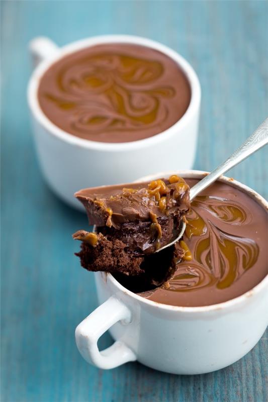 Helppoja, nopeita ja terveellisiä mukikakkuresepti -ideoita mikroaaltouunista valmistetusta suklaakakusta sulatetulla suklaakastikkeella