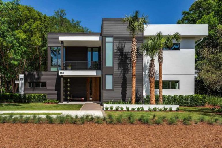 Omakotitalo Floridassa, avoin asumiskonsepti Näkymä kadulta Paljon vihreää ympäri tyylikästä talon julkisivua