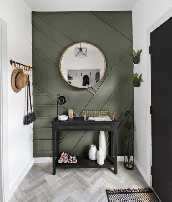 Tee sisäänkäynti -alue modernit vaaleat seinät harmaa lattia oliivinvihreä aksentti seinä näyttää dramaattiselta