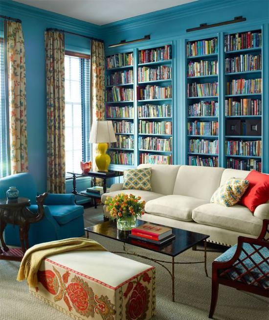 Sisäänrakennetut kirjahyllyt olohuone klassinen huoneen suunnittelu sininen hallitsee nojatuolin vaalea sohva jakkara lamppu keltaiset verhot