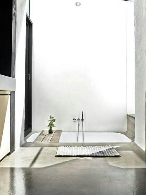 Upotettu kylpyamme, puupaneeli, ovimatto, minimalistinen kylpyhuone